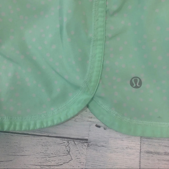 Lululemon Speed Run Mint Green White Polka Dots Shorts 6 - Picture 9 of 11